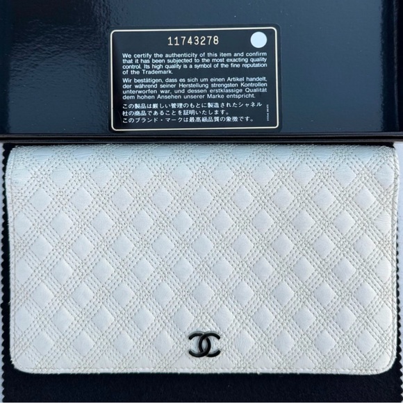 Chanel Diamond Stitch Quilted Wallet White Silver with Holo, Card and Box - EUC - Picture 1 of 14
